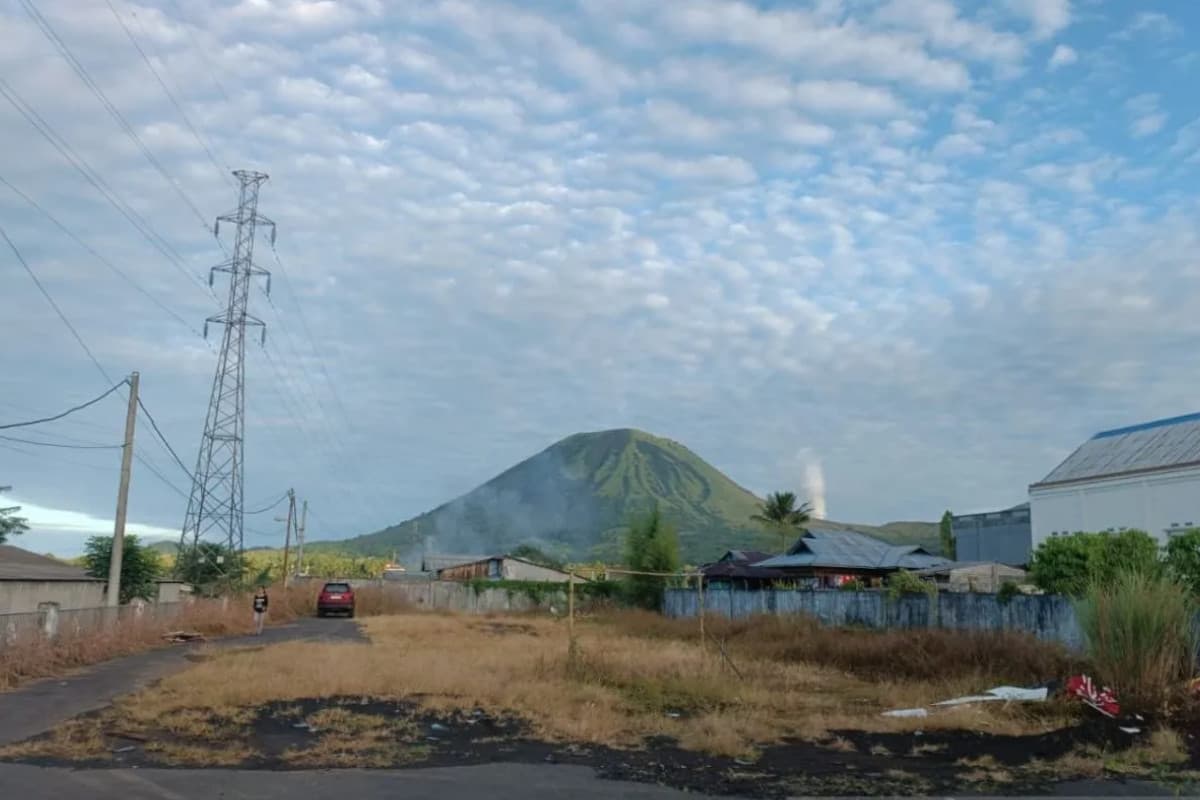 Gunung Lokon Waspada: Ancaman Gas Beracun dan Erupsi Freatik, Radius 1,5 Km Ditutup